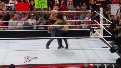 WWE_Raw_10_11_10_Natayla_Michelle_McCool_Layla_Segment_720p_AC3_5_1_x264_mkv_000305037.jpg