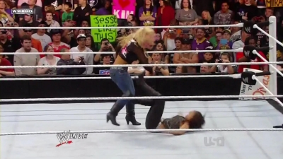 WWE_Raw_10_11_10_Natayla_Michelle_McCool_Layla_Segment_720p_AC3_5_1_x264_mkv_000307273.jpg