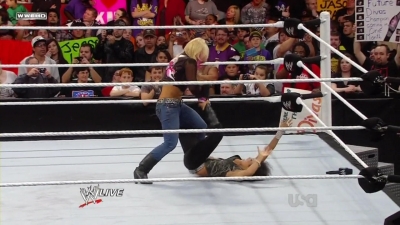 WWE_Raw_10_11_10_Natayla_Michelle_McCool_Layla_Segment_720p_AC3_5_1_x264_mkv_000312245.jpg