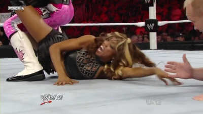 WWE_Raw_10_04_10_Natalya_vs_Alicia_Fox_720p_AC3_5_1_x264_mkv_000044677.jpg