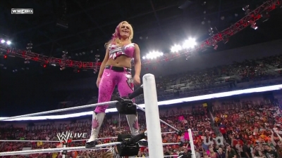 WWE_Raw_10_04_10_Natalya_vs_Alicia_Fox_720p_AC3_5_1_x264_mkv_000063996.jpg