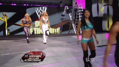 WWE_Raw_12_13_10_Diva_Battle_Royal_720p_AC3_5_1_x264_mkv_000098465.jpg