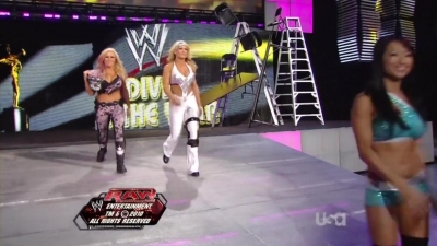 WWE_Raw_12_13_10_Diva_Battle_Royal_720p_AC3_5_1_x264_mkv_000098865.jpg