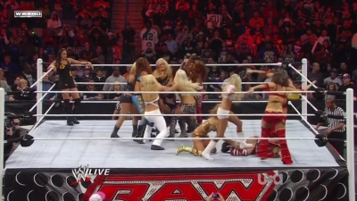 WWE_Raw_12_13_10_Diva_Battle_Royal_720p_AC3_5_1_x264_mkv_000141774.jpg