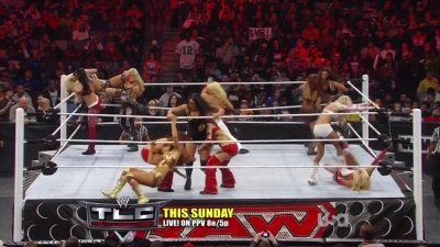 WWE_Raw_12_13_10_Diva_Battle_Royal_720p_AC3_5_1_x264_mkv_000172072.jpg