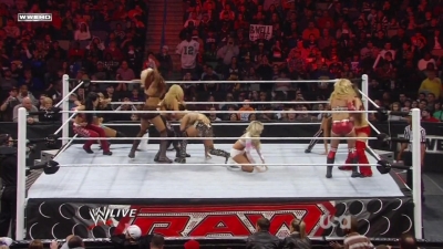 WWE_Raw_12_13_10_Diva_Battle_Royal_720p_AC3_5_1_x264_mkv_000195728.jpg
