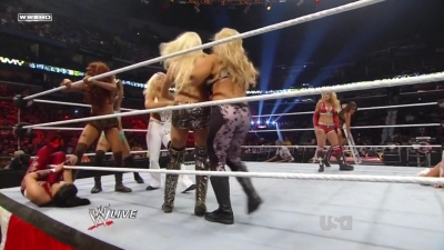 WWE_Raw_12_13_10_Diva_Battle_Royal_720p_AC3_5_1_x264_mkv_000209175.jpg