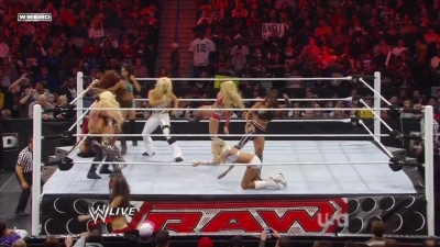 WWE_Raw_12_13_10_Diva_Battle_Royal_720p_AC3_5_1_x264_mkv_000213579.jpg