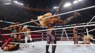 WWE_Raw_12_13_10_Diva_Battle_Royal_720p_AC3_5_1_x264_mkv_000214180.jpg
