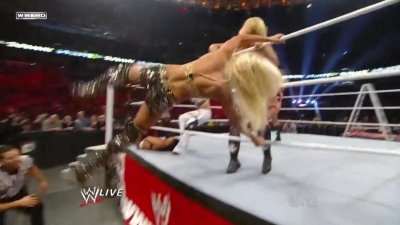 WWE_Raw_12_13_10_Diva_Battle_Royal_720p_AC3_5_1_x264_mkv_000216816.jpg