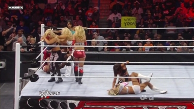 WWE_Raw_12_13_10_Diva_Battle_Royal_720p_AC3_5_1_x264_mkv_000220687.jpg