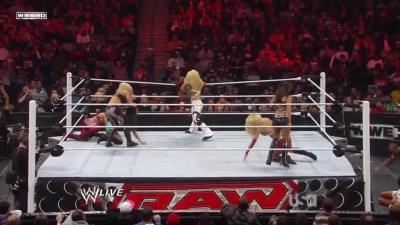 WWE_Raw_12_13_10_Diva_Battle_Royal_720p_AC3_5_1_x264_mkv_000251951.jpg