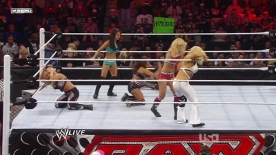 WWE_Raw_12_13_10_Diva_Battle_Royal_720p_AC3_5_1_x264_mkv_000280747.jpg