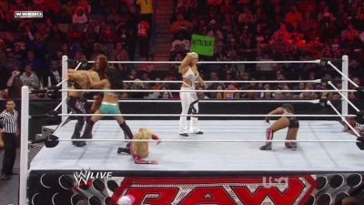 WWE_Raw_12_13_10_Diva_Battle_Royal_720p_AC3_5_1_x264_mkv_000302335.jpg