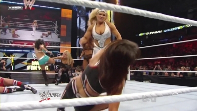 WWE_Raw_12_13_10_Diva_Battle_Royal_720p_AC3_5_1_x264_mkv_000305972.jpg