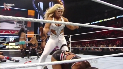 WWE_Raw_12_13_10_Diva_Battle_Royal_720p_AC3_5_1_x264_mkv_000306572.jpg