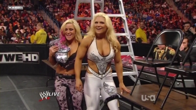 WWE_Raw_12_13_10_Diva_Battle_Royal_720p_AC3_5_1_x264_mkv_000446545.jpg