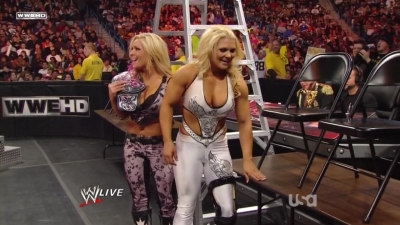 WWE_Raw_12_13_10_Diva_Battle_Royal_720p_AC3_5_1_x264_mkv_000447380.jpg