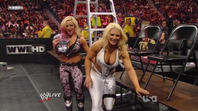 WWE_Raw_12_13_10_Diva_Battle_Royal_720p_AC3_5_1_x264_mkv_000448314.jpg