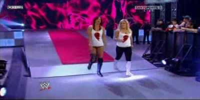 RAW_06-23-08_Melina-Mickie_James_vs_Natalya-Victoria_avi_000201368.jpg