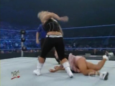WWE_SmackDown_04_25_08_Diva_Match_XviD_avi_000267000.jpg