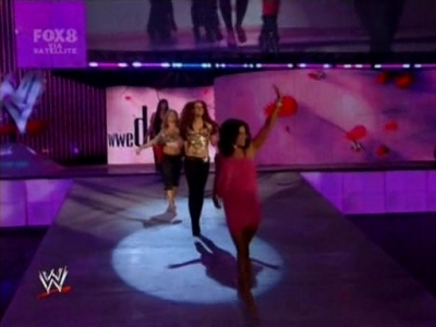 SD_10-03-08_Beth_vs_Michelle_-_Lumberjill_match_avi_000012840.jpg