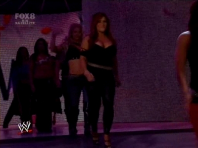 SD_10-03-08_Beth_vs_Michelle_-_Lumberjill_match_avi_000015240.jpg