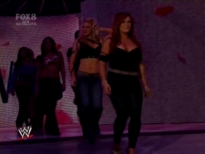 SD_10-03-08_Beth_vs_Michelle_-_Lumberjill_match_avi_000016240.jpg