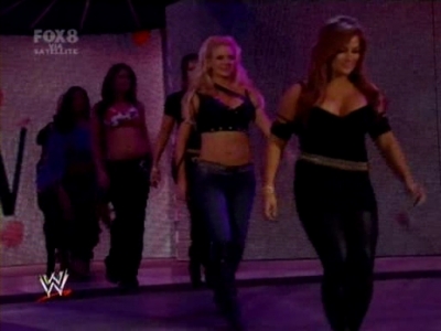 SD_10-03-08_Beth_vs_Michelle_-_Lumberjill_match_avi_000017240.jpg