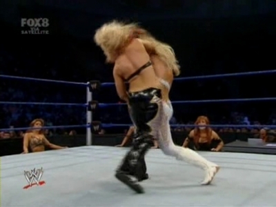 SD_10-03-08_Beth_vs_Michelle_-_Lumberjill_match_avi_000223720.jpg