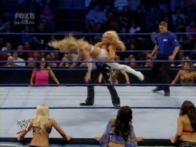 SD_10-03-08_Beth_vs_Michelle_-_Lumberjill_match_avi_000229320.jpg
