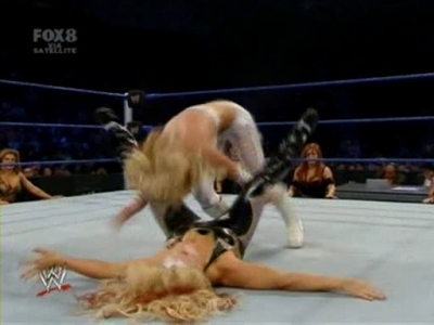 SD_10-03-08_Beth_vs_Michelle_-_Lumberjill_match_avi_000285800.jpg