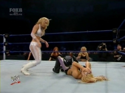 SD_10-03-08_Beth_vs_Michelle_-_Lumberjill_match_avi_000313120.jpg