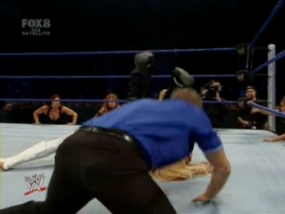 SD_10-03-08_Beth_vs_Michelle_-_Lumberjill_match_avi_000314920.jpg