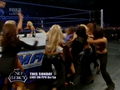 SD_10-03-08_Beth_vs_Michelle_-_Lumberjill_match_avi_000330240.jpg