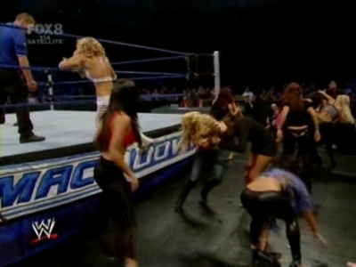 SD_10-03-08_Beth_vs_Michelle_-_Lumberjill_match_avi_000336800.jpg