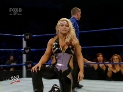 SD_10-03-08_Beth_vs_Michelle_-_Lumberjill_match_avi_000406880.jpg
