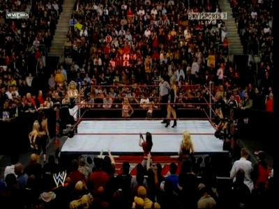 RAW_05-05-08_Beth_vs_Mickie_Lumberjill_Match_avi_000054012.jpg
