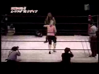 May_5,_2005_-_NEO_-_Amazing_Kong_vs_Nattie_Neidhart_flv_000032933.jpg