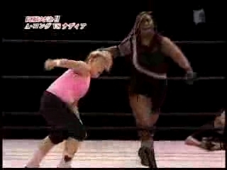 May_5,_2005_-_NEO_-_Amazing_Kong_vs_Nattie_Neidhart_flv_000065198.jpg