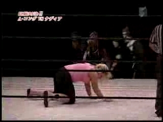 May_5,_2005_-_NEO_-_Amazing_Kong_vs_Nattie_Neidhart_flv_000158759.jpg