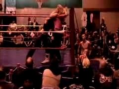 October_27,_2006_Supergirl_Title_Match_flv_000450450.jpg