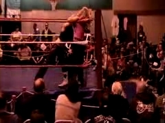 October_27,_2006_Supergirl_Title_Match_flv_000450784.jpg