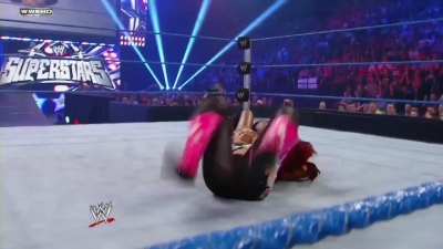WWE_Superstars_21_7_11_-_Natalya_vs_Alicia_Fox_mp4_000125200.jpg