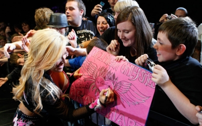 21-_The_WWE_Universe_gets_up_close_with_their_favorite_competitors.jpg