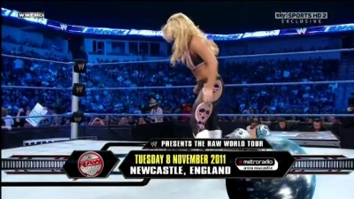 WWE_Friday_Night_SmackDown_08_19_2011_HDTV_Xvid_Divas_Tag_Team_Match_avi_000120640.jpg