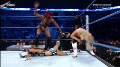WWE_Friday_Night_SmackDown_08_19_2011_HDTV_Xvid_Divas_Tag_Team_Match_avi_000243520.jpg