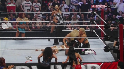 WWE_PPV_Survivor_Series_11_20_2011_720p_HDTV_x264_28129_Eve_Torres_vs_Beth_Phoenix_mkv_000445559.jpg